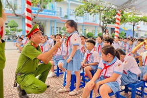 Công an phường Thuỷ Nguyên: Tuyên truyền an toàn giao thông cho hơn 2.200 học sinh, phụ huynh và chiến sĩ dịp khai giảng năm học mới