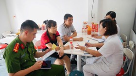 Công an phường Tứ Minh tuyên truyền pháp luật, đồng hành cùng các hộ kinh doanh trên địa bàn