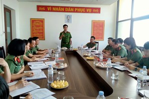 Đại tá Nguyễn Đức Thìn - Phó Giám đốc Công an thành phố dự và chỉ đạo sinh hoạt Chi bộ Đội hồ sơ nghiệp vụ Cảnh sát