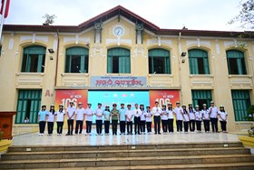 Phòng Cảnh sát giao thông phối hợp tổ chức Chương trình "Giao thông Xanh số 20", tặng 800 mũ bảo hiểm cho Trường THPT Ngô Quyền