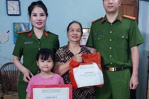 Trại tạm giam số 1 thăm, tặng quà "Con đỡ đầu" nhân dịp Quốc khánh 02/9