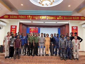 Tuyên truyền an toàn giao thông cho gần 200 người lao động, công nhân người nước ngoài tại Công ty TNHH MTV Đóng tàu Nam Triệu