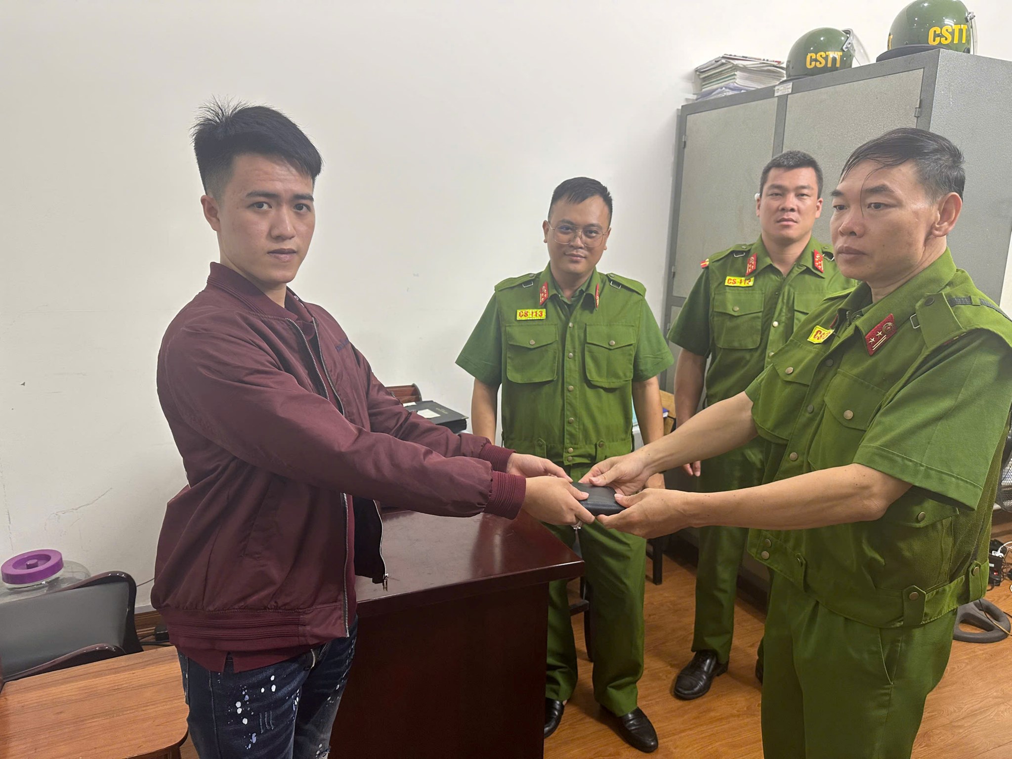Cán bộ, chiến sĩ Đội Cảnh sát phản ứng nhanh (Phòng Cảnh sát QLHC về TTXH) trao trả tài sản, căn cước cho người dân