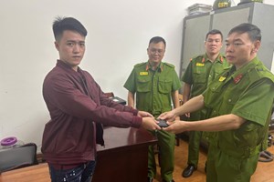 Cán bộ, chiến sĩ Đội Cảnh sát phản ứng nhanh (Phòng Cảnh sát QLHC về TTXH) trao trả tài sản, căn cước cho người dân
