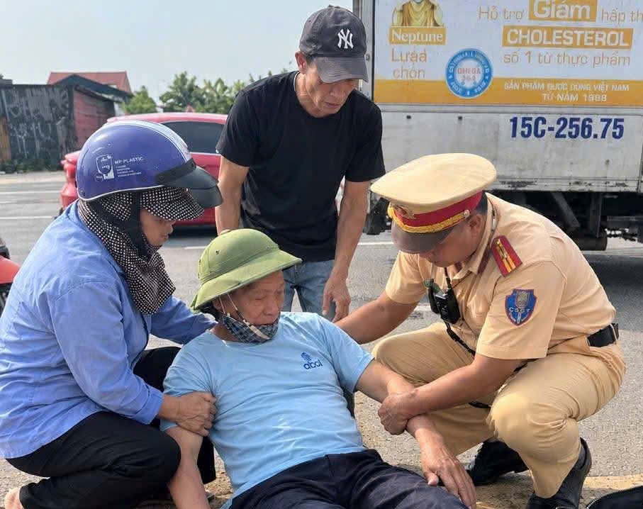 Cảnh sát giao thông kịp thời cứu giúp cụ ông bị ngất trên đường