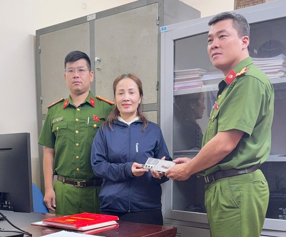 Cảnh sát phản ứng nhanh (Phòng Cảnh sát Quản lý hành chính về trật tự xã hội): Trao rả tài sản bị đánh rơi cho Nhân dân