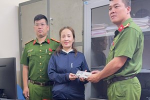 Cảnh sát phản ứng nhanh (Phòng Cảnh sát Quản lý hành chính về trật tự xã hội): Trao rả tài sản bị đánh rơi cho Nhân dân