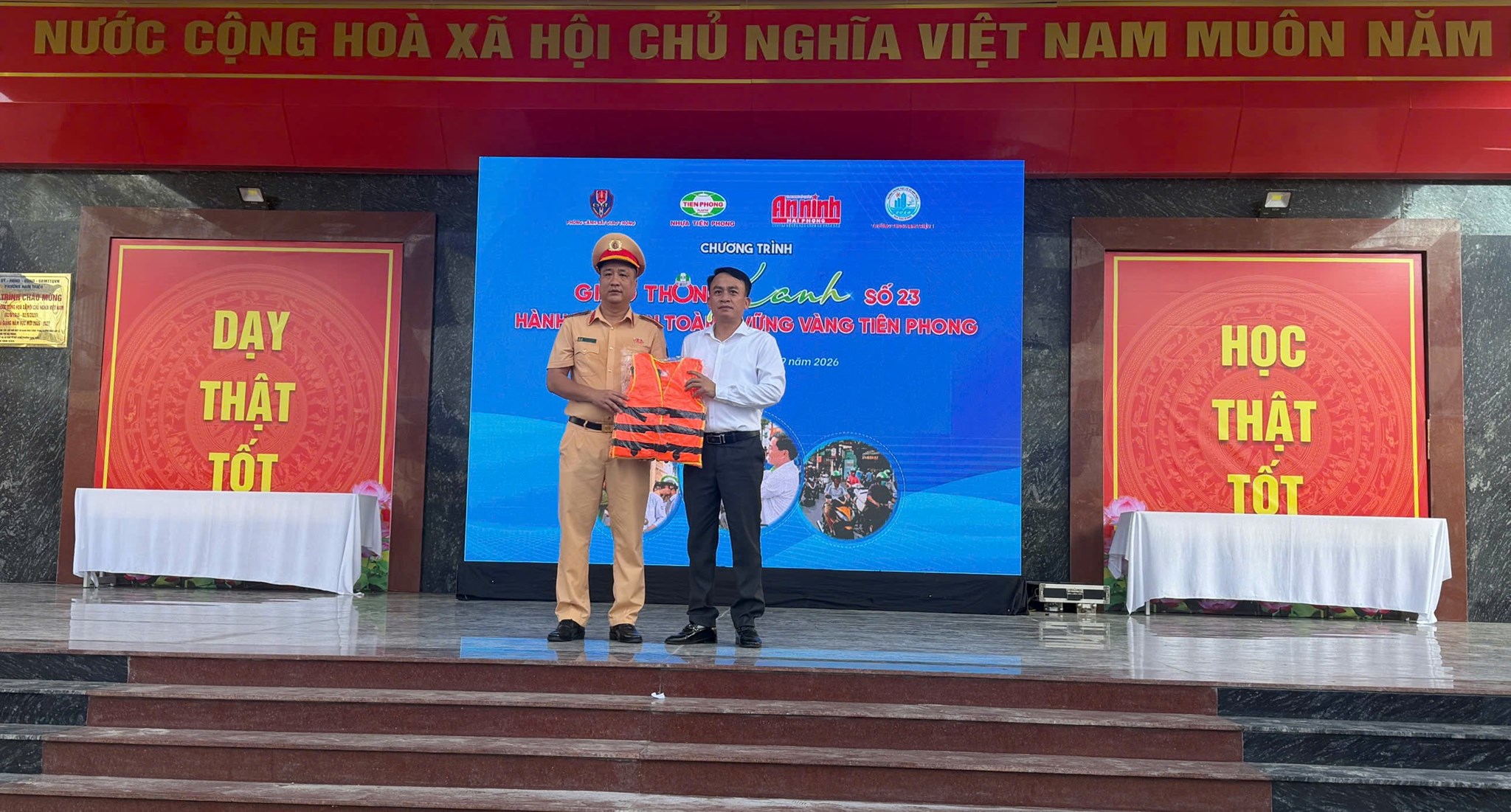 Chương trình “Giao thông Xanh - Hành trình an toàn - Vững vàng tiên phong” số 23: Trao tặng 400 mũ bảo hiểm cho học sinh Trường THCS Nam Triệu 1