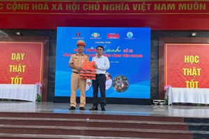 Chương trình “Giao thông Xanh - Hành trình an toàn - Vững vàng tiên phong” số 23: Trao tặng 400 mũ bảo hiểm cho học sinh Trường THCS Nam Triệu 1