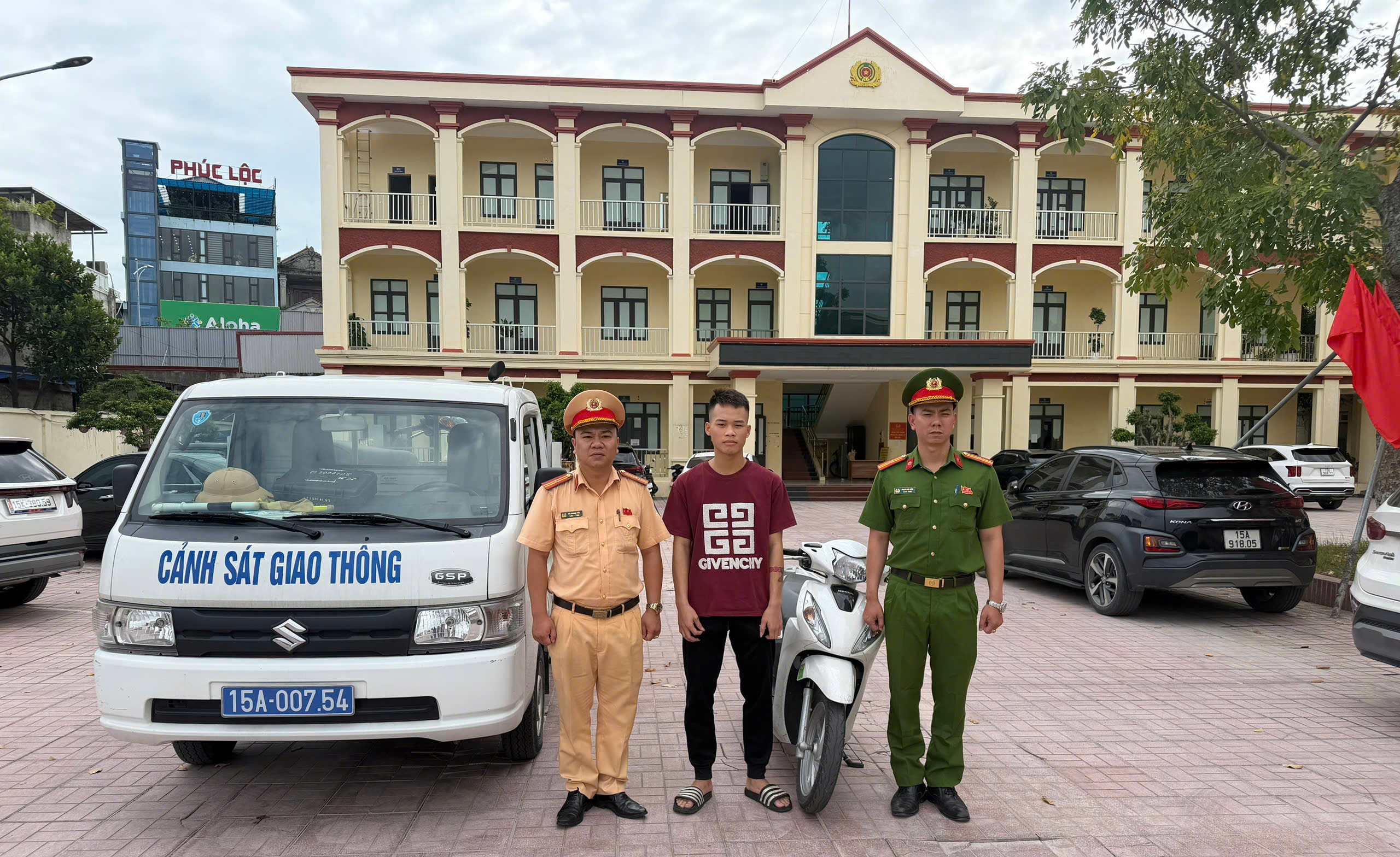 Công An phường An Hải và Phòng Cảnh sát giao thông nhanh chóng, kịp thời xử lý trường hợp thanh thiếu niên vi phạm được đăng tải trên mạng xã hội.