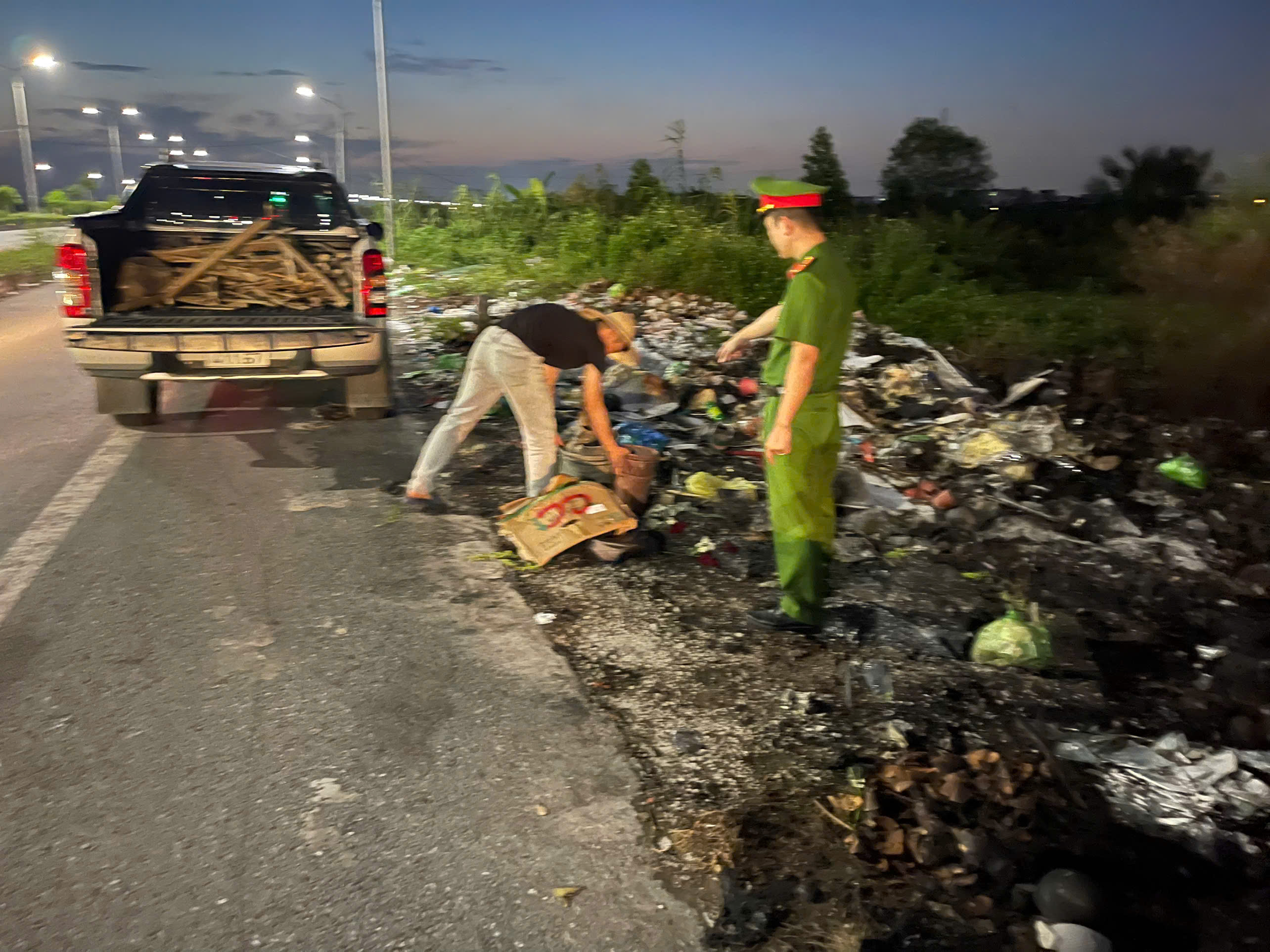 Công an phường An Hải củng cố hồ sơ xử lý trường hợp có hành vi vất rác thải không đúng nơi quy định