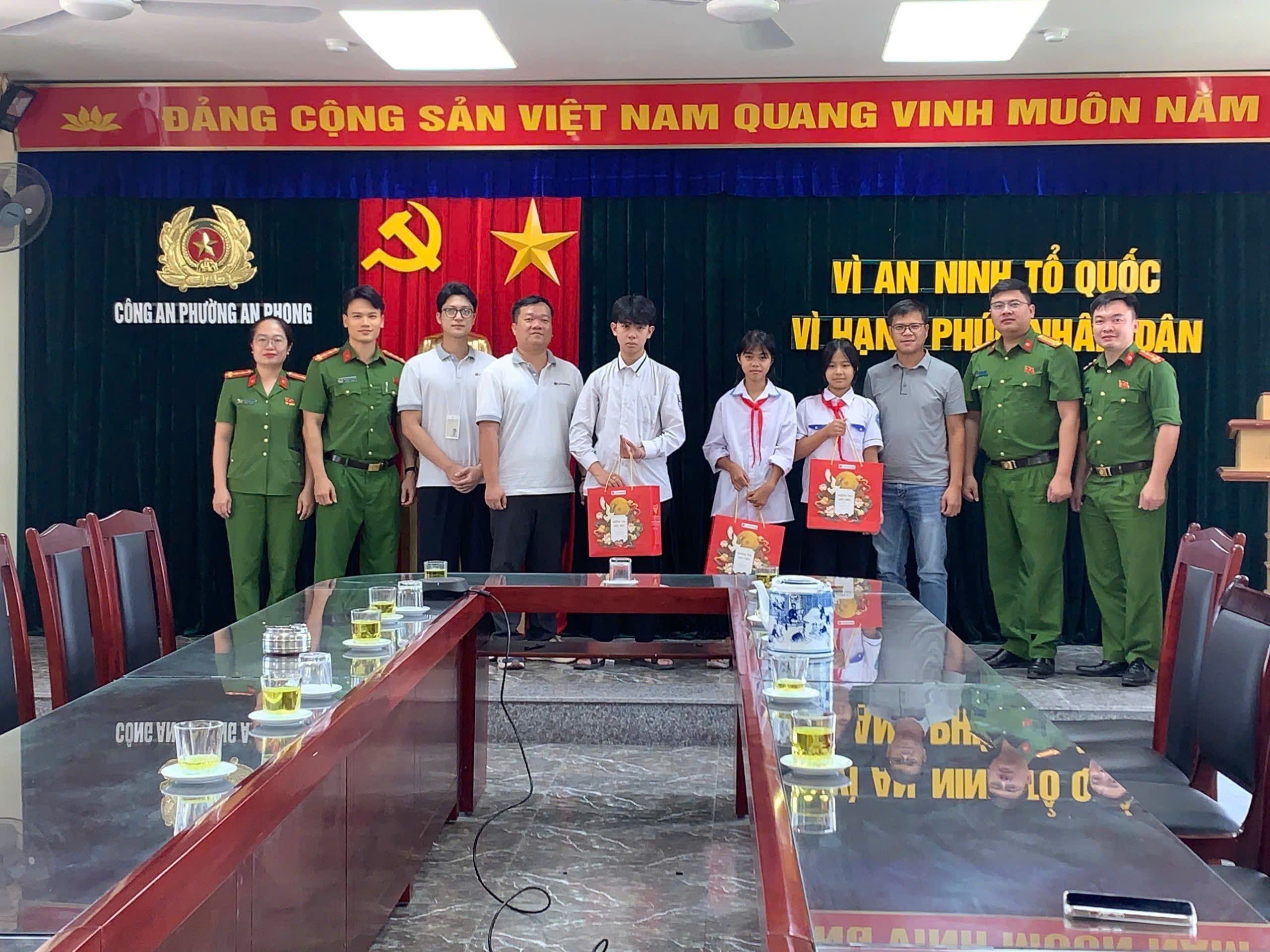 Công an phường An Phong thăm hỏi, động viên và trao tặng những suất quà ý nghĩa tới các em học sinh có hoàn cảnh khó khăn nhân dịp Tết Trung thu