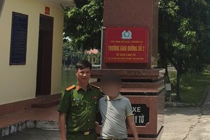 Công an phường Dương Kinh đưa đối tượng vi phạm vào Trường Giáo dưỡng