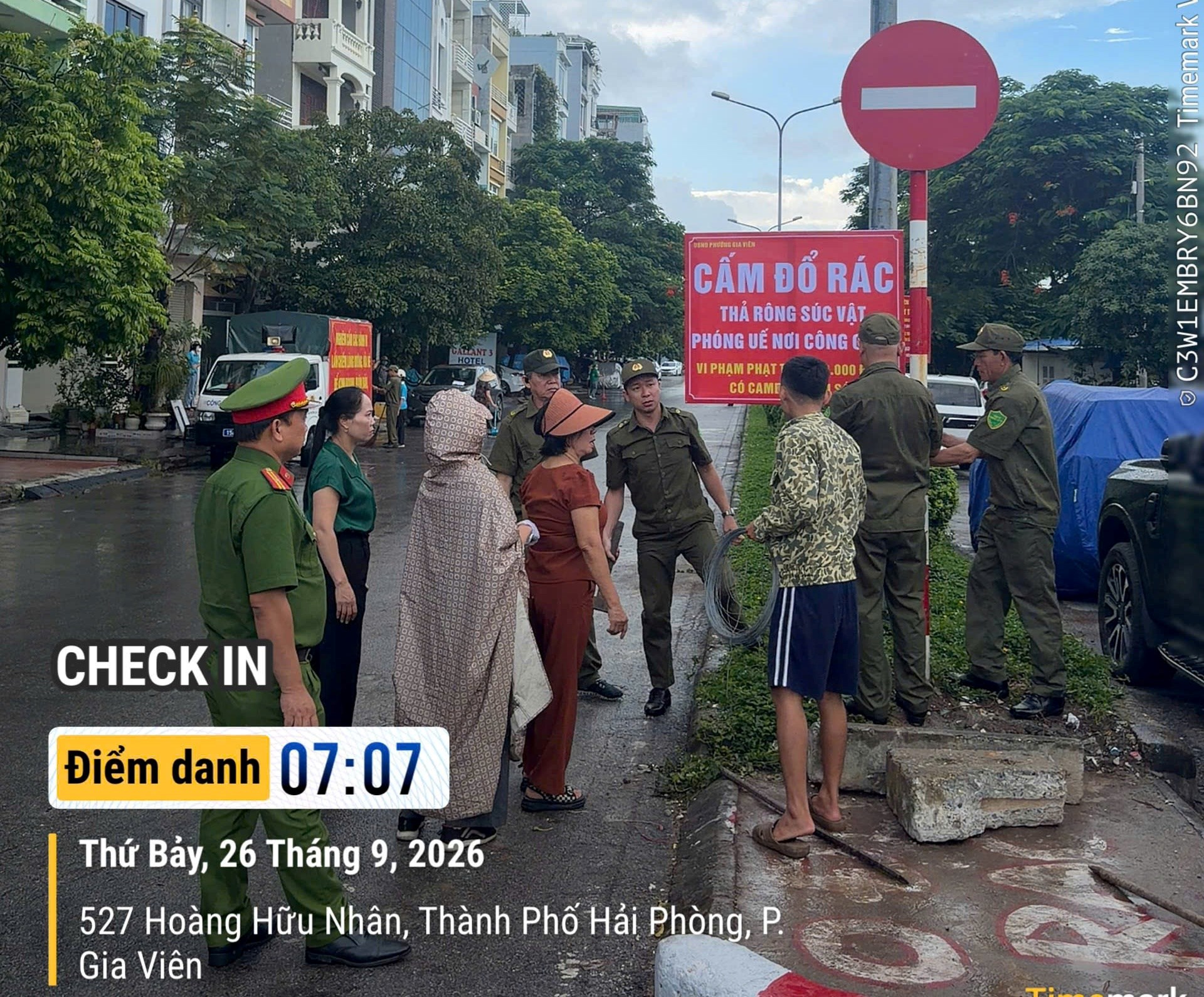 Công an phường Gia Viên phối hợp ra quân dọn vệ sinh môi trường, bảo đảm trật tự đô thị
