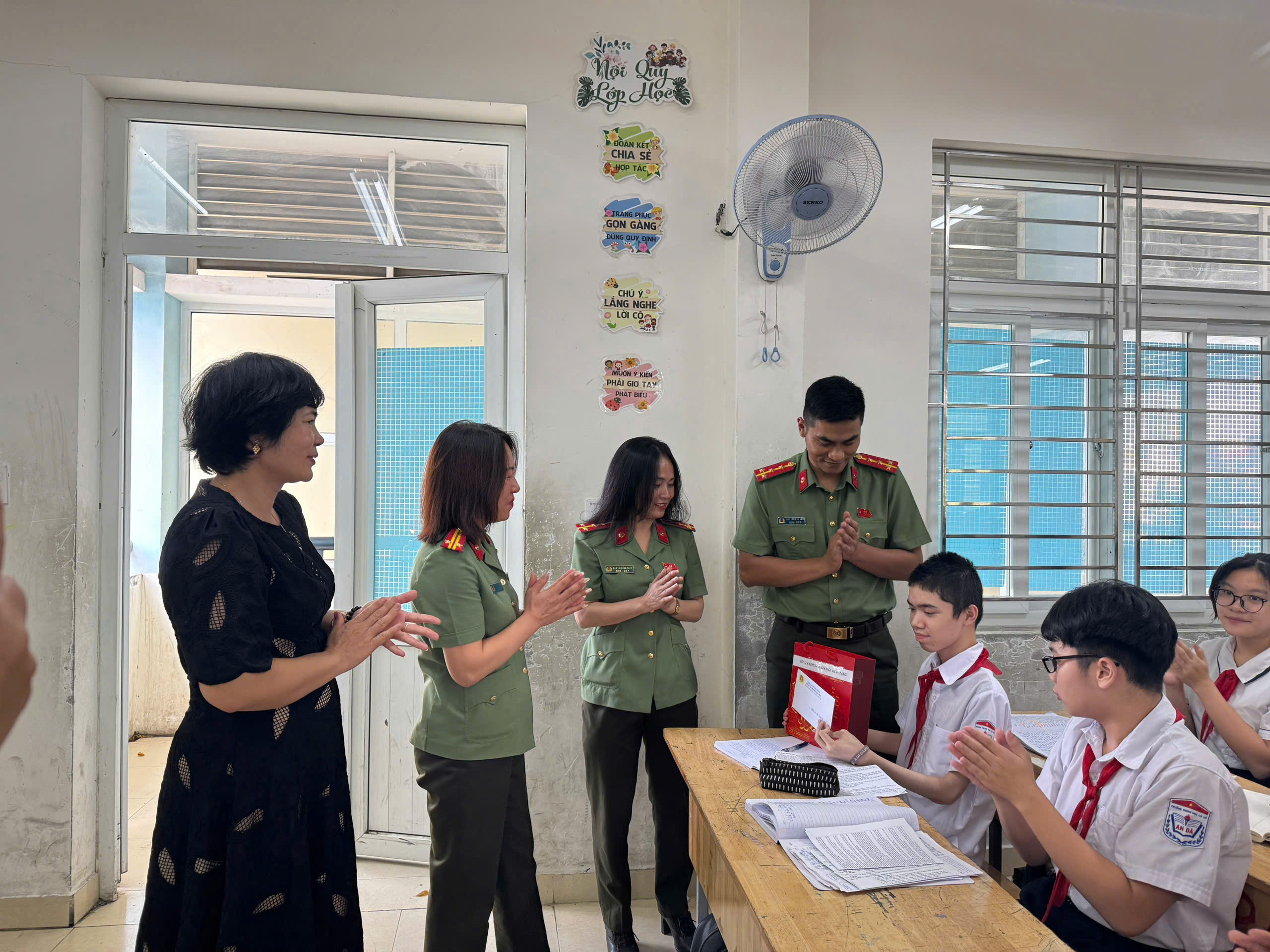 Công an phường Gia Viên trao quà Trung thu cho học sinh vượt khó trường THCS An Đà