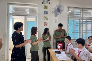 Công an phường Gia Viên trao quà Trung thu cho học sinh vượt khó trường THCS An Đà
