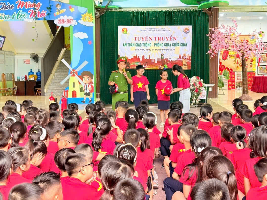Công an phường Gia Viên tuyên truyền pháp luật về trật tự, an toàn giao thông và phòng cháy, chữa cháy tại trường Tiểu học Nguyễn Khuyến