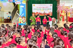 Công an phường Gia Viên tuyên truyền pháp luật về trật tự, an toàn giao thông và phòng cháy, chữa cháy tại trường Tiểu học Nguyễn Khuyến