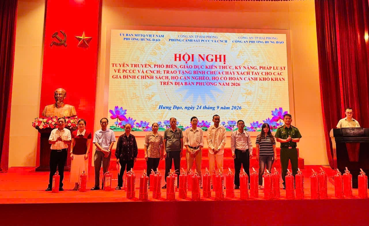 Công an phường Hưng Đạo đẩy mạnh tuyên truyền PCCC, tặng bình chữa cháy cho hộ khó khăn
