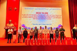 Công an phường Hưng Đạo đẩy mạnh tuyên truyền PCCC, tặng bình chữa cháy cho hộ khó khăn