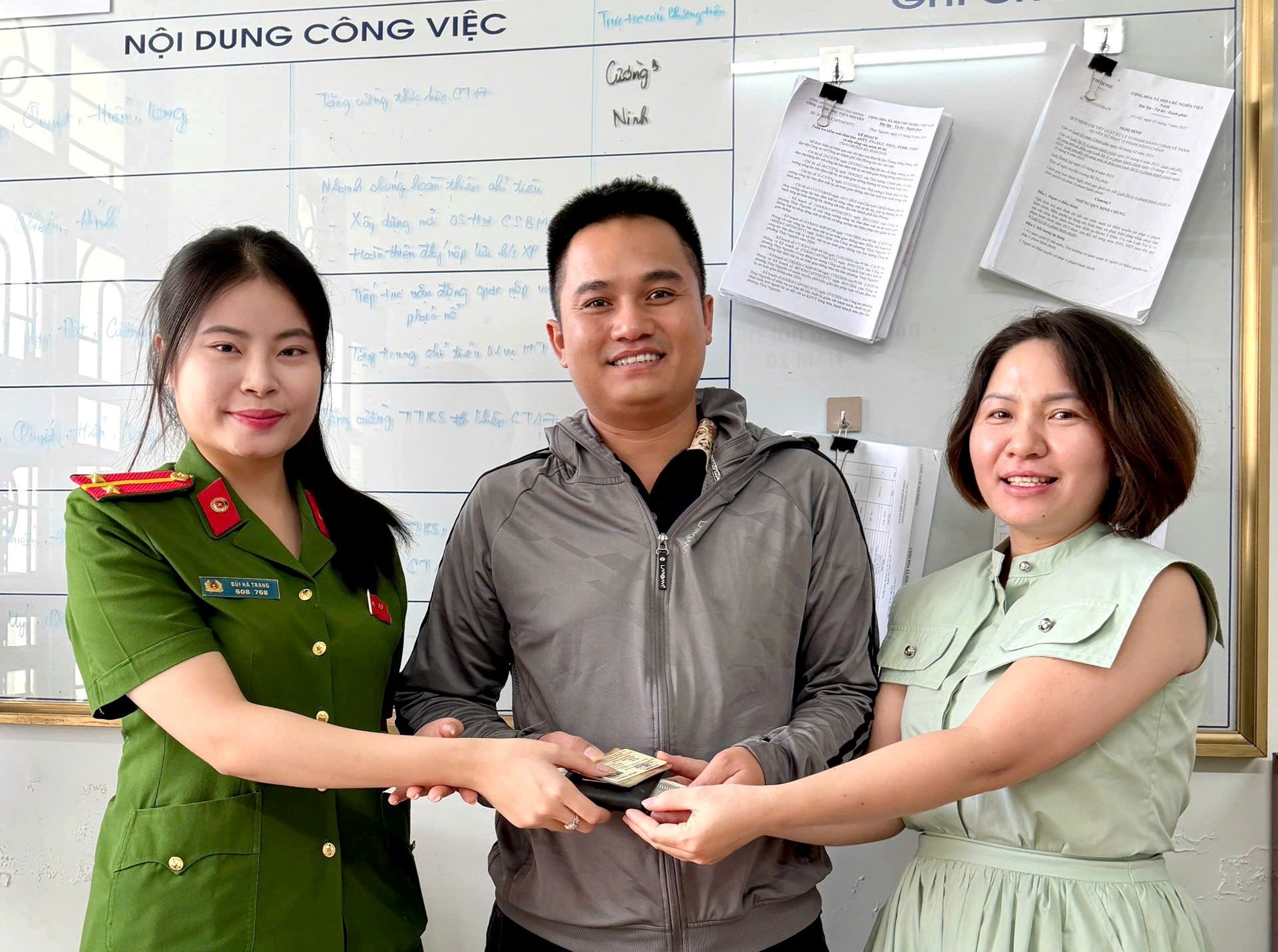 Công an phường Thủy Nguyên biểu dương công dân trao trả tài sản đánh rơi trị giá gần 12 triệu đồng cho người dân