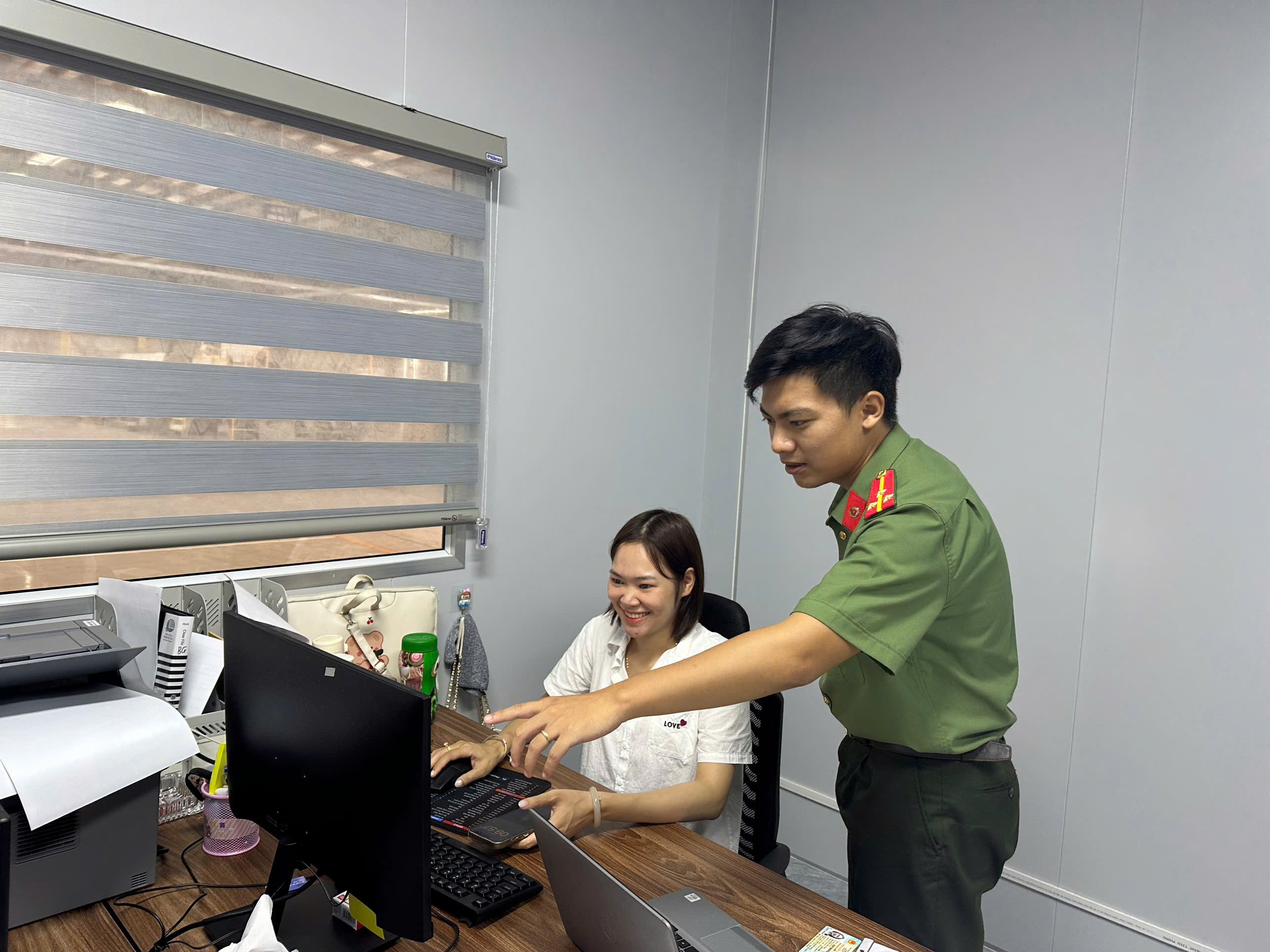 Công an xã Hà Bắc: Hỗ trợ doanh nghiệp thực hiện khai báo tạm trú cho người nước ngoài trên Hệ thống điện tử