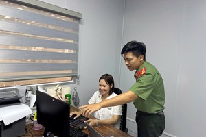 Công an xã Hà Bắc: Hỗ trợ doanh nghiệp thực hiện khai báo tạm trú cho người nước ngoài trên Hệ thống điện tử