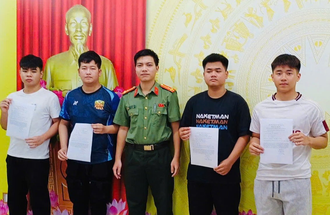 Công an xã Hà Bắc biểu dương, tặng quà 04 thanh niên viết đơn xung phong tham gia thực hiện nghĩa vụ CAND