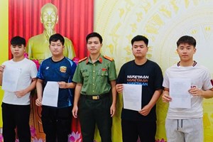 Công an xã Hà Bắc biểu dương, tặng quà 04 thanh niên viết đơn xung phong tham gia thực hiện nghĩa vụ CAND