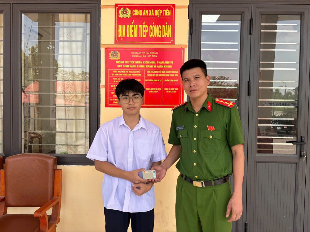 Công an xã Hợp Tiến biểu dương tinh thần “nhặt được của rơi, trả người đánh mất”