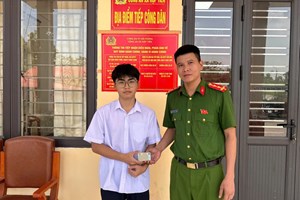 Công an xã Hợp Tiến biểu dương tinh thần “nhặt được của rơi, trả người đánh mất”