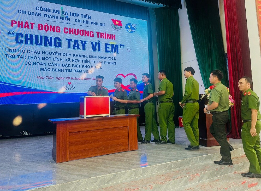 Công an xã Hợp Tiến lan toả yêu thương, chung tay tiếp sức cho cháu Nguyễn Duy Khánh