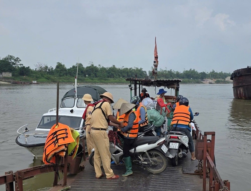 Công an xã Hợp Tiến tăng cường tuyên truyền, bảo đảm trật tự, an toàn giao thông đường thủy
