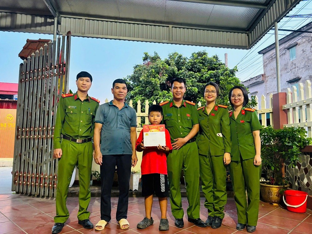 Công an xã Hợp Tiến trao yêu thương, gửi trọn niềm vui Trung thu đến trẻ em có hoàn cảnh khó khăn trên địa bàn