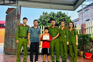 Công an xã Hợp Tiến trao yêu thương, gửi trọn niềm vui Trung thu đến trẻ em có hoàn cảnh khó khăn trên địa bàn