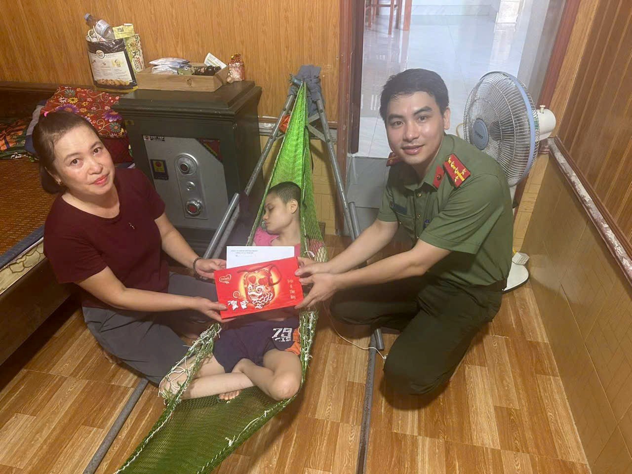 Công an xã Vĩnh Am trao tặng 15 suất quà đến các em thiếu nhi có hoàn cảnh khó khăn, trẻ em khuyết tật