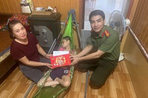 Công an xã Vĩnh Am trao tặng 15 suất quà đến các em thiếu nhi có hoàn cảnh khó khăn, trẻ em khuyết tật