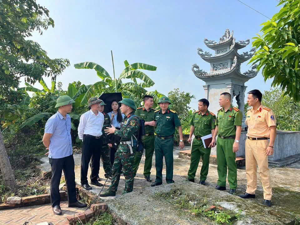 Công an xã Vĩnh Bảo đảm bảo an ninh trật tự, phối hợp khảo sát thực địa bằng radar xuyên đất tìm kiếm mộ tập thể liệt sĩ
