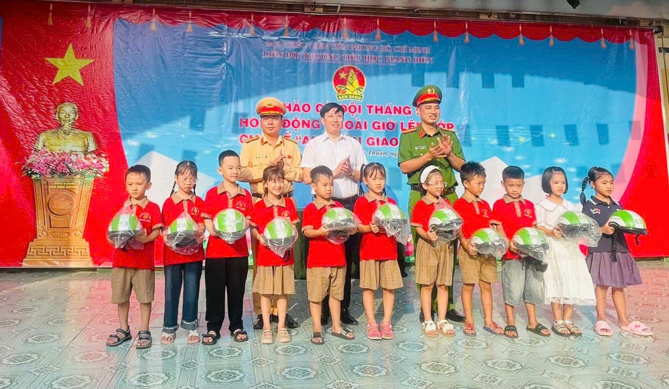 Công an xã Vĩnh Thuận phối hợp trao tặng 200 mũ bảo hiểm, tuyên truyền an toàn giao thông tại Trường Tiểu học Giang Biên