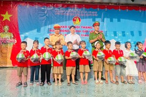Công an xã Vĩnh Thuận phối hợp trao tặng 200 mũ bảo hiểm, tuyên truyền an toàn giao thông tại Trường Tiểu học Giang Biên