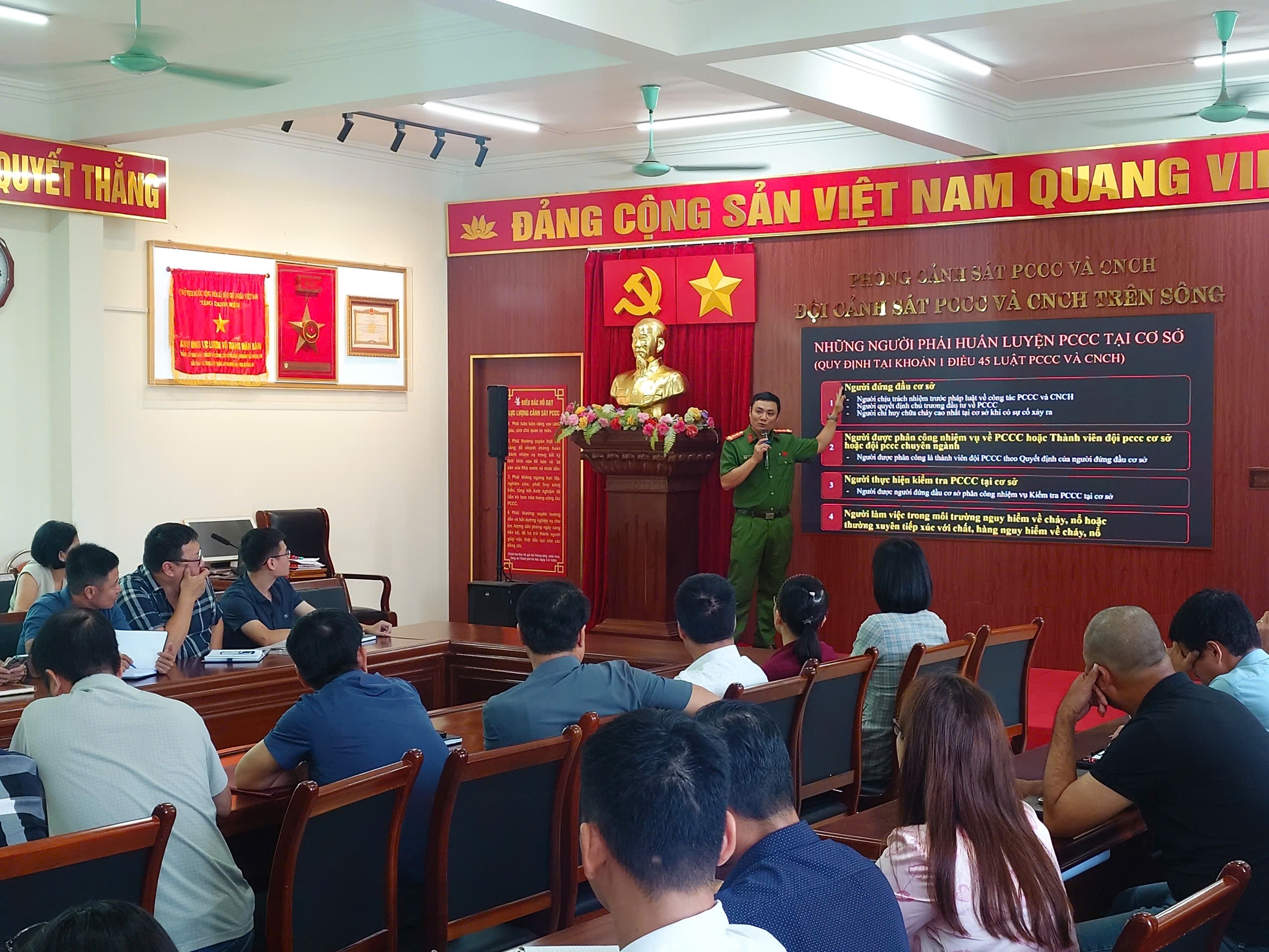 Đội Cảnh sát PCCC và CNCH trên sông tổ chức huấn luyện và kiểm tra nghiệp vụ PCCC & CNCH cho các chủ cơ sở