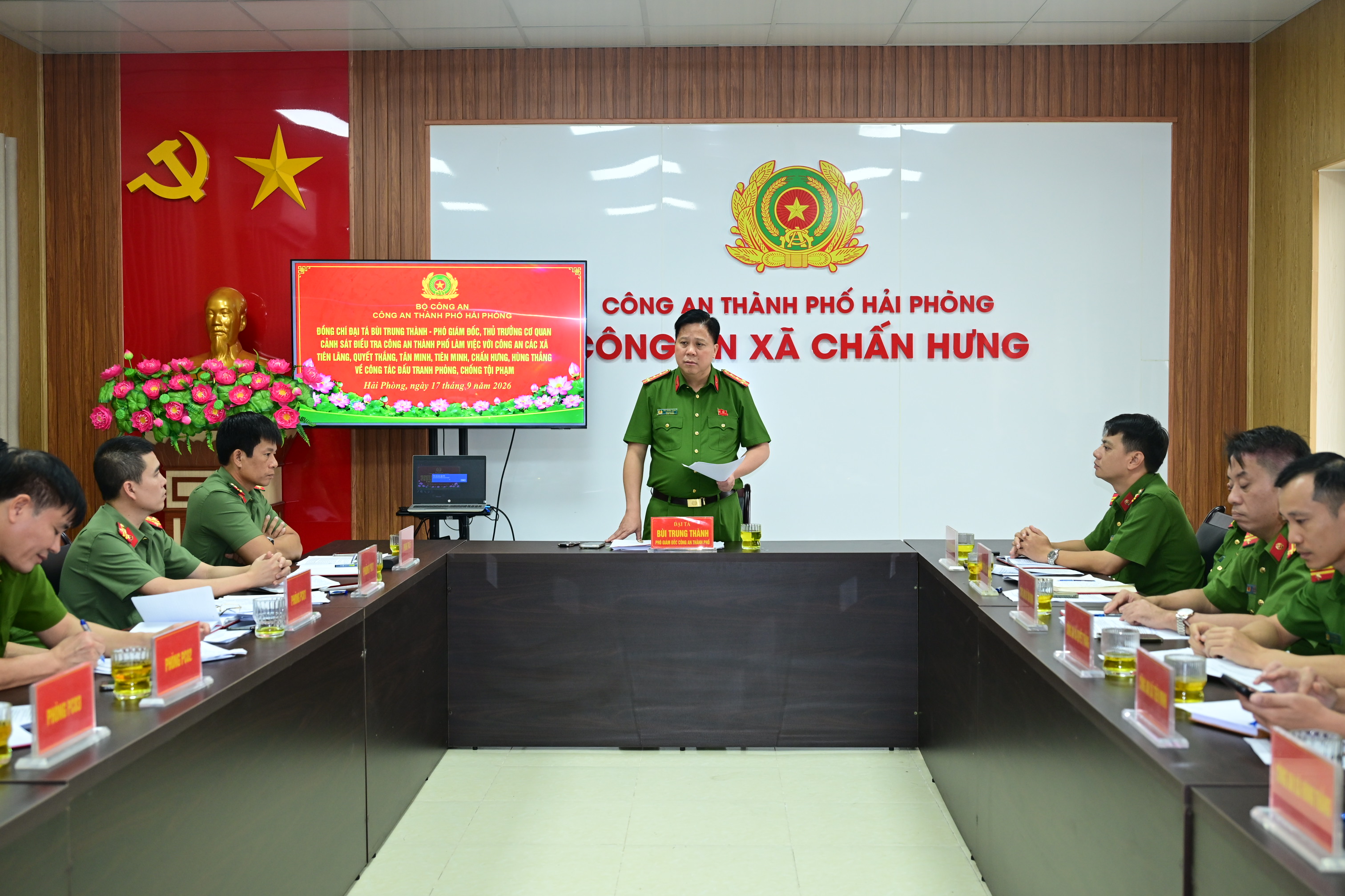 Phó Giám đốc, Thủ trưởng Cơ quan Cảnh sát điều tra Công an thành phố làm việc với Công an 6 xã về công tác đấu tranh phòng, chống tội phạm