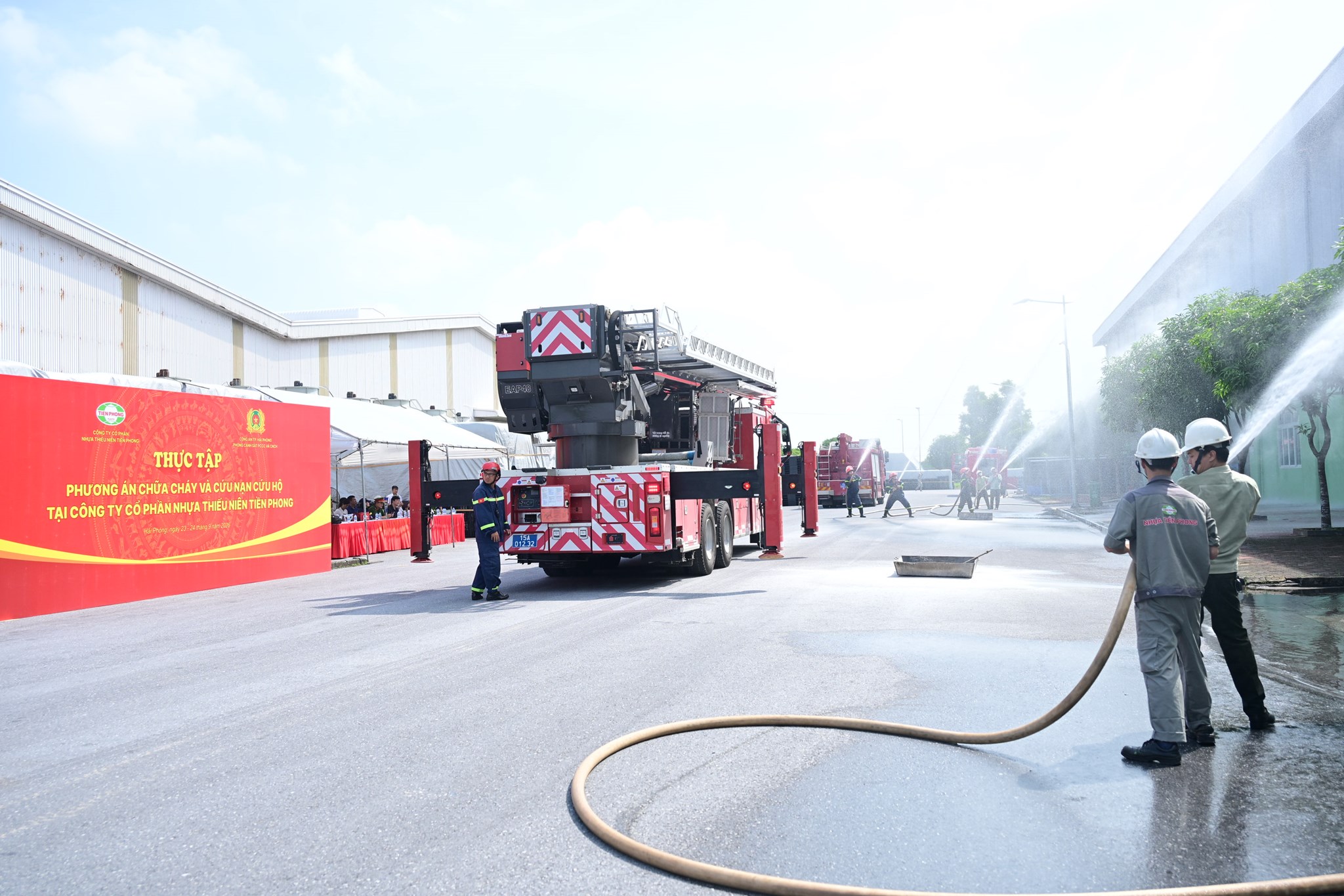 Phòng Cảnh sát PCCC và CNCH phối hợp thực tập diễn tập chữa cháy tại Nhựa Tiền Phong