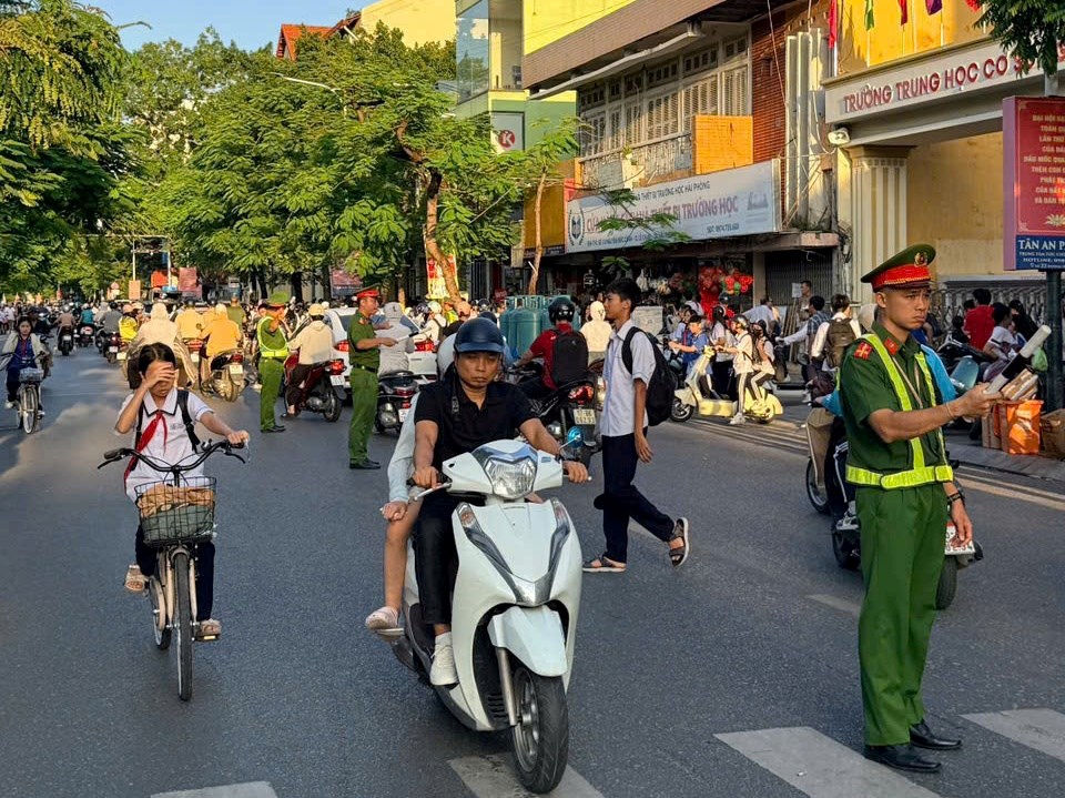 Phòng Cảnh sát QLHC về TTXH: Tăng cường phối hợp bảo đảm an ninh trật tự, trật tự công cộng, trật tự đô thị, trật tự đường hè khu vực trường học
