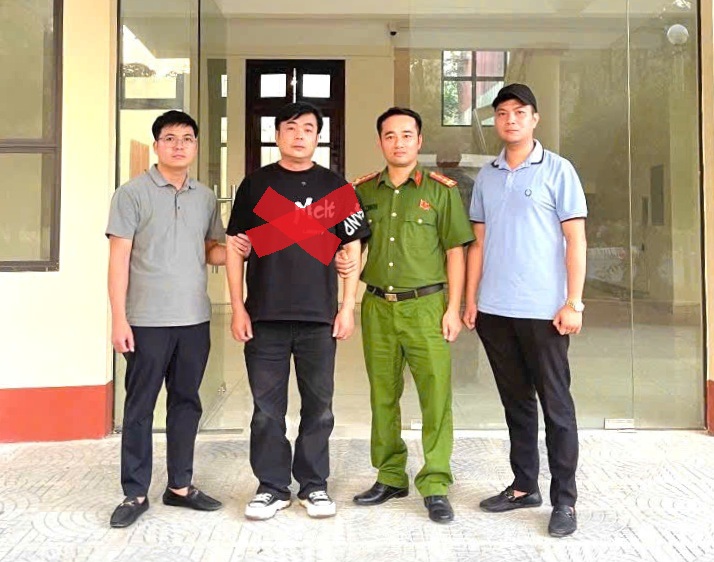 Phòng Cảnh sát THAHS và HTTP và Phòng An ninh mạng bắt giữ, dẫn giải đối tượng Trung Quốc bị truy nã quốc tế
