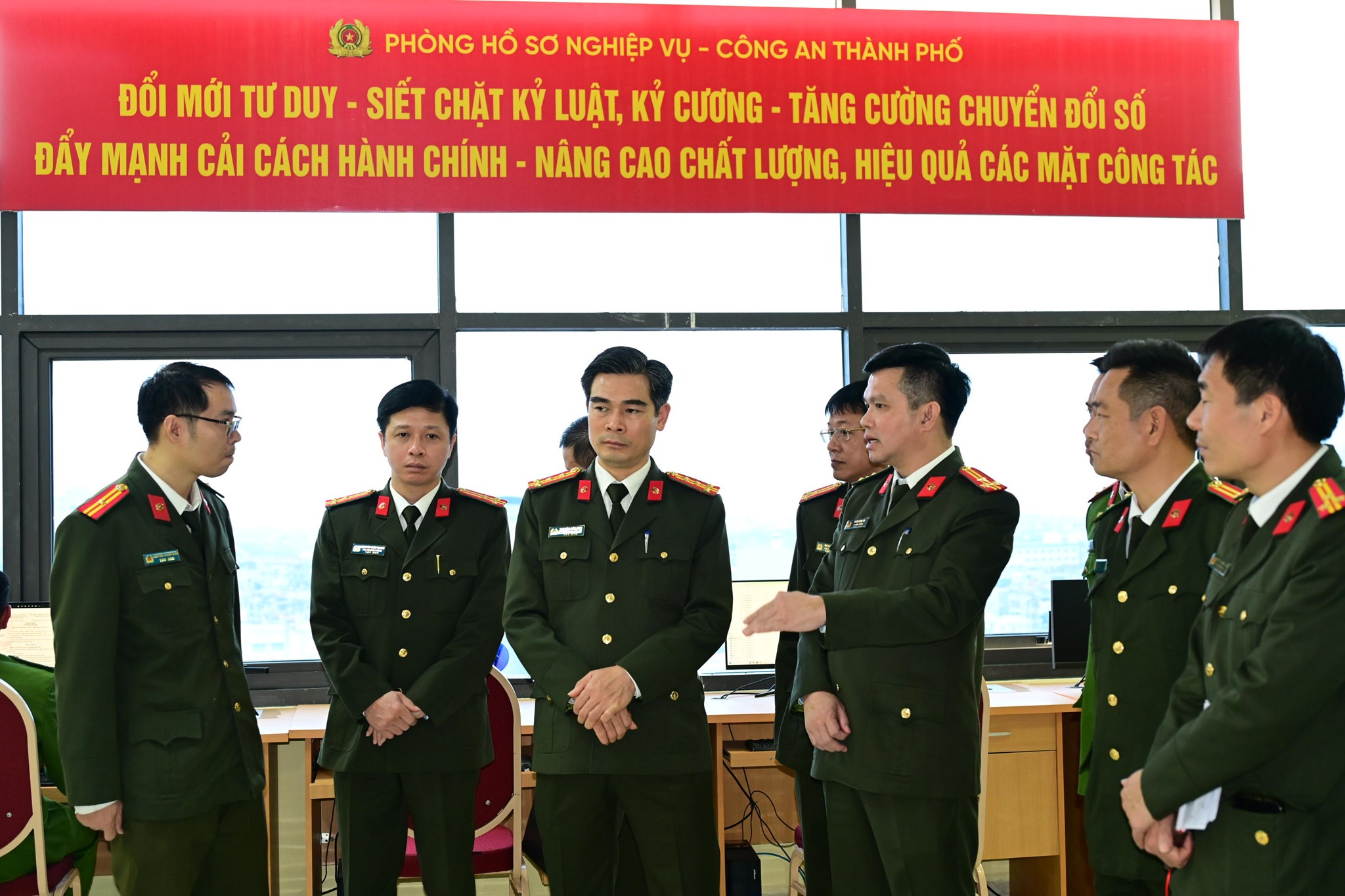 Phòng Hồ sơ nghiệp vụ: Hưởng ứng đợt cao điểm "100 ngày hành động xử lý điểm nghẽn về chuyển đổi số"