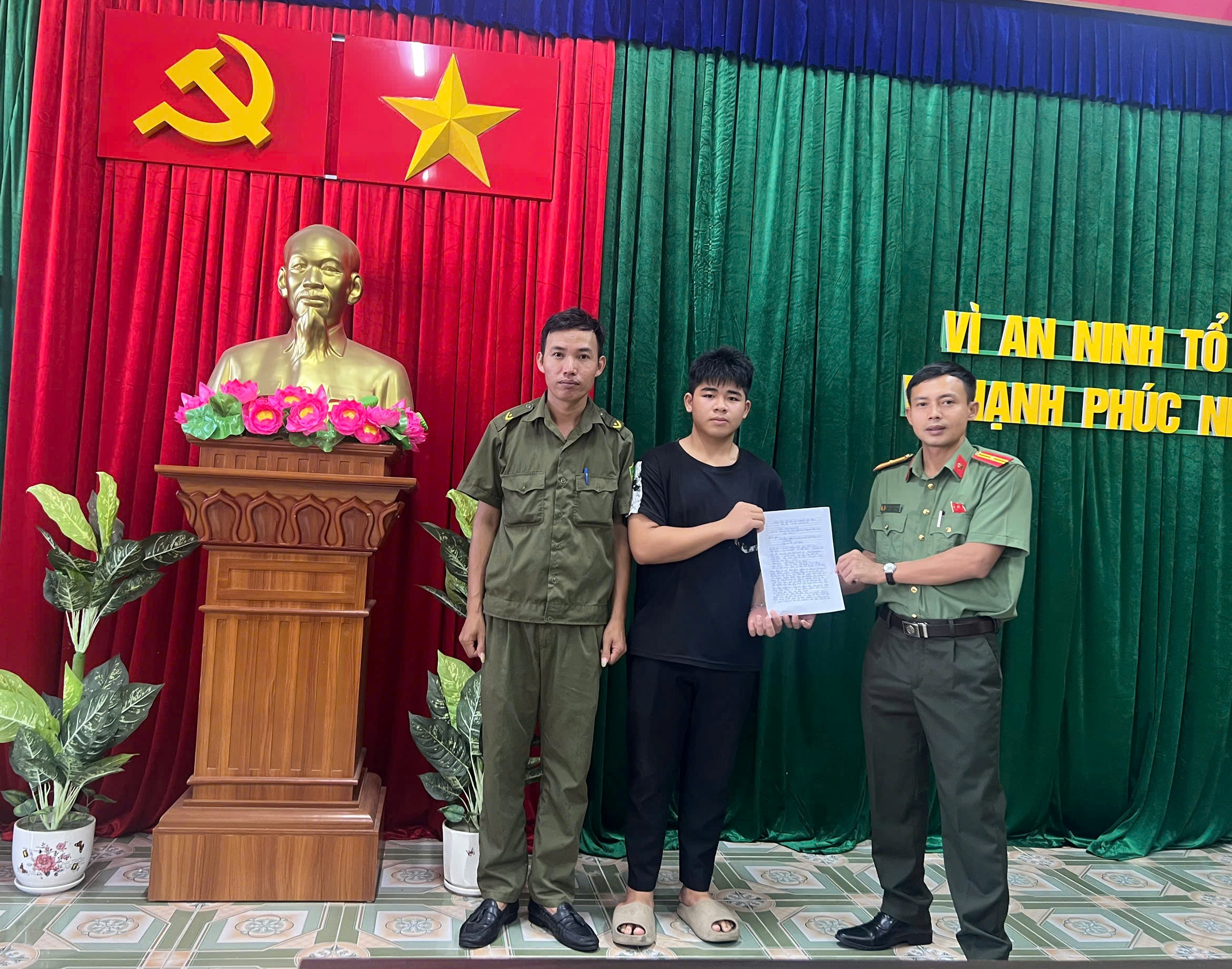 Thanh niên 18 tuổi xã Vĩnh Thuận viết đơn tình nguyện tham gia nghĩa vụ Công an nhân dân năm 2027