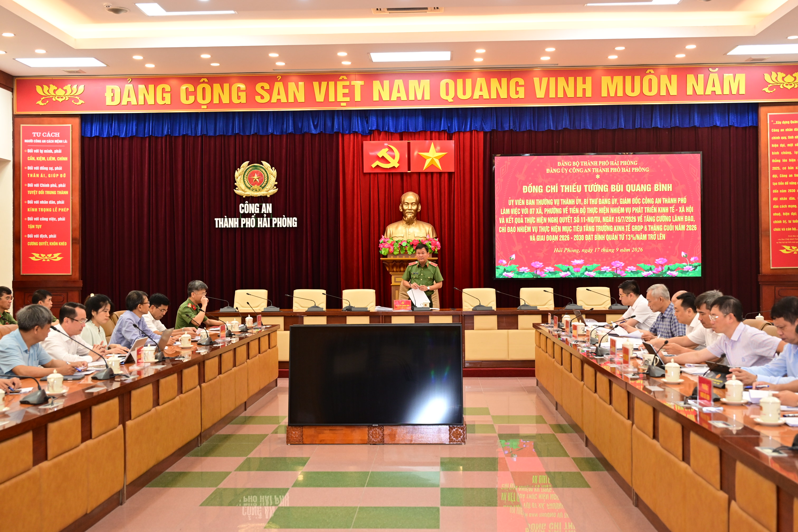 Thiếu tướng Bùi Quang Bình, Ủy viên BTV Thành ủy, Bí thư Đảng ủy, Giám đốc CATP làm việc với 7 phường, xã về thực hiện mục tiêu tăng trưởng kinh tế GRDP những tháng cuối năm 2026