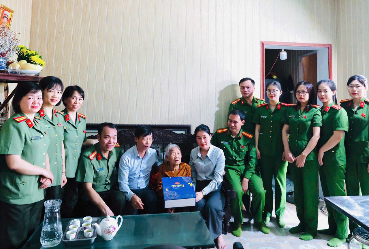Ấm áp nghĩa tình - Tri ân Mẹ Việt Nam Anh hùng Phạm Thị Tẹo