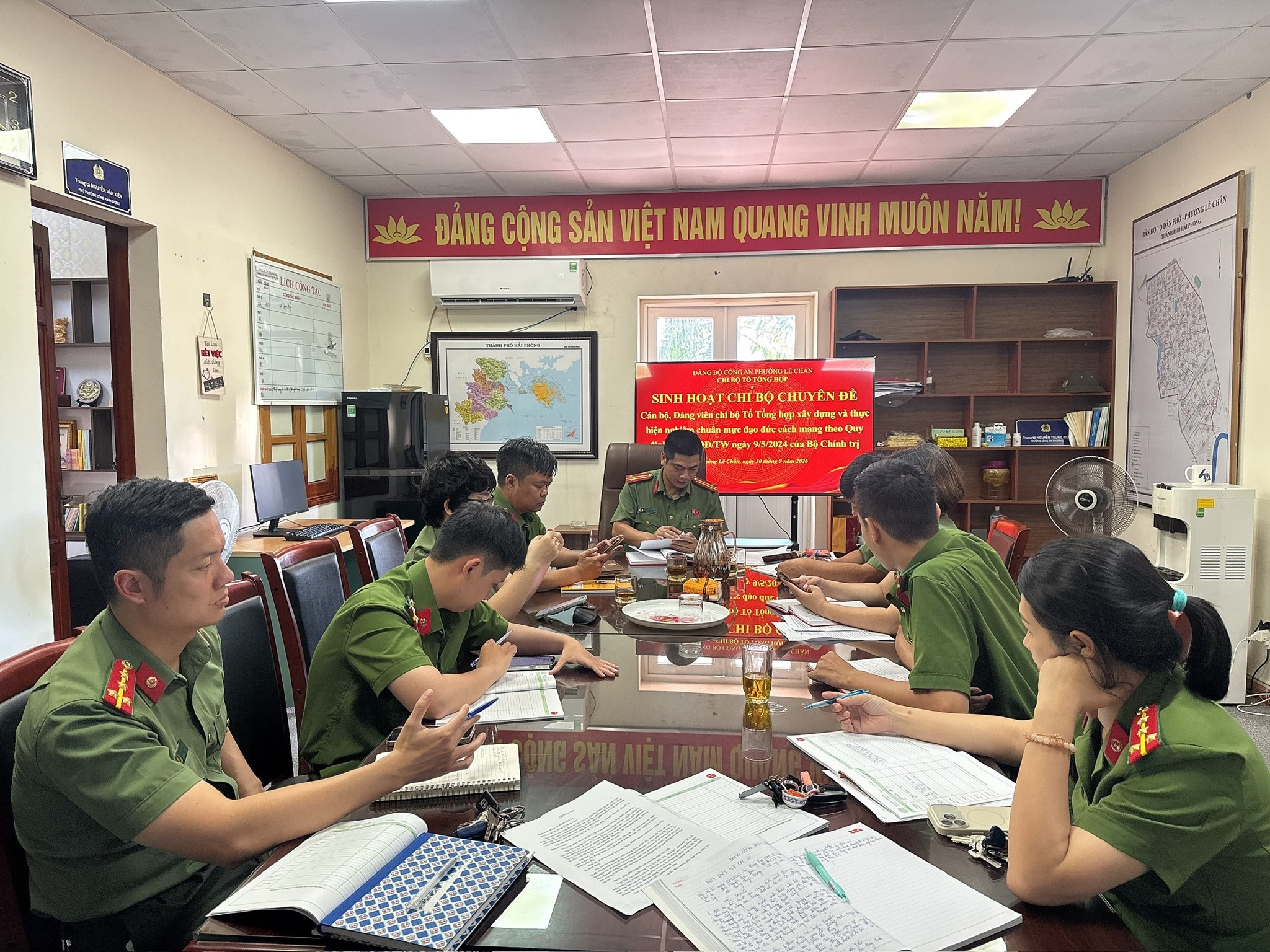 Chi bộ Tổ Tổng hợp Công an phường Lê Chân sinh hoạt chuyên đề về thực hiện Quy định số 144-QĐ/TW của Bộ Chính trị